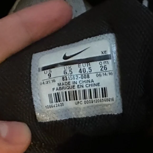 Nike Tennis Shoes - Picture 3 of 3